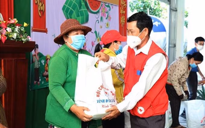 Vietnam brinda asistencia a beneficiarios de políticas sociales en ocasión de Tet (Foto: VNA)