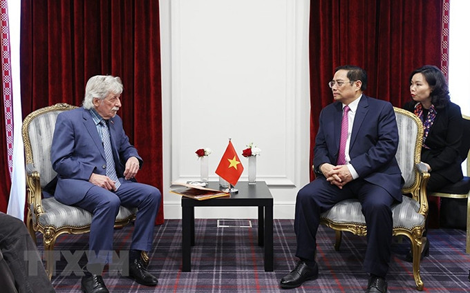 El primer ministro de Vietnam, Pham Minh Chinh, recibe al presidente de la Asociación de Amistad Francia-Vietnam, Gérard Daviot (Foto: VNA)