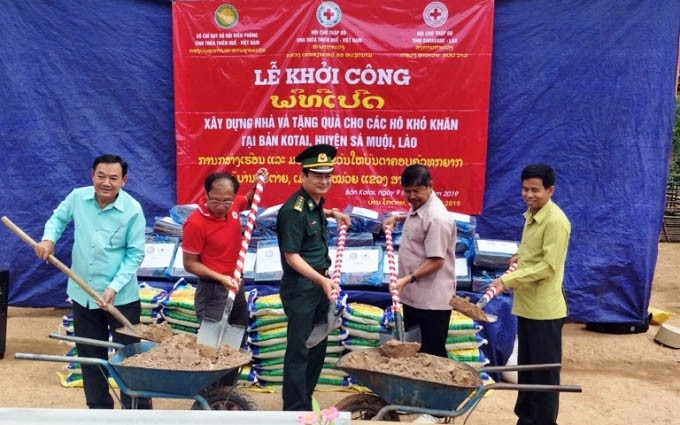 La provincia vietnamita de Thua Thien - Hue construye casas para las familias desfavorecidas de Laos
