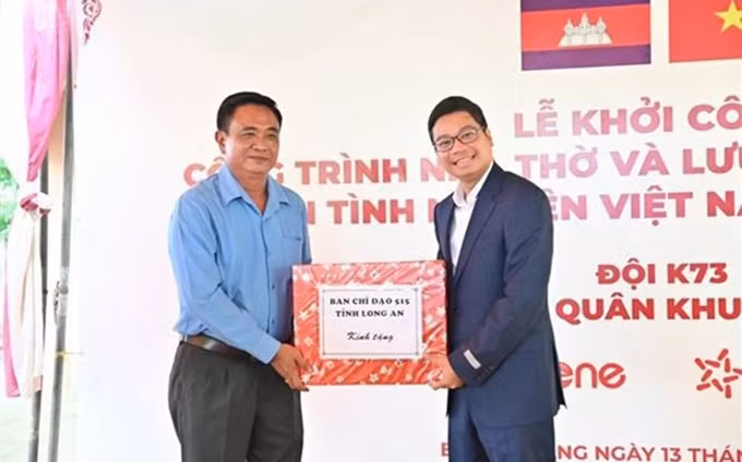 Representantes en el acto. (Fotografía: VNA)