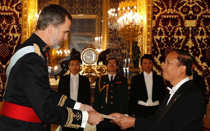 El Rey Felipe VI de España acepta credenciales del Embajador Ngo Tien Dung (Fotografía: Embajada de Vietnam en España)