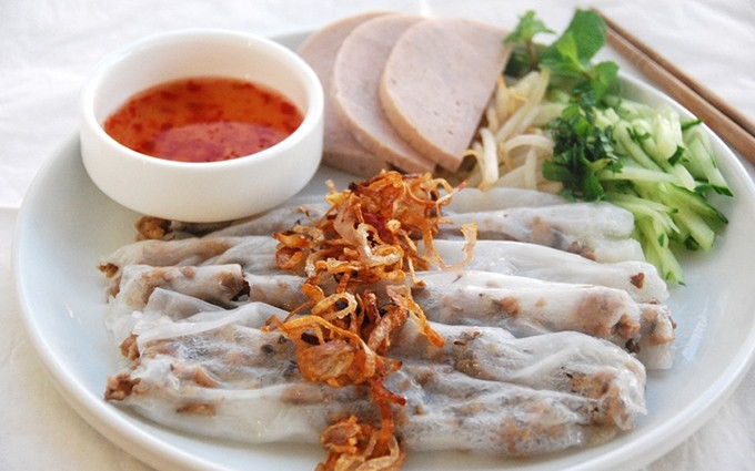 Banh cuon, o rollitos vietnamitas de arroz al vapor, un plato típico de Hanói. 
