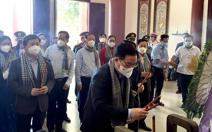 Presidente de la Asamblea Nacional de Vietnam, Vuong Dinh Hue, ofrece inciensos en homenaje a la general Nguyen Thi Dinh.