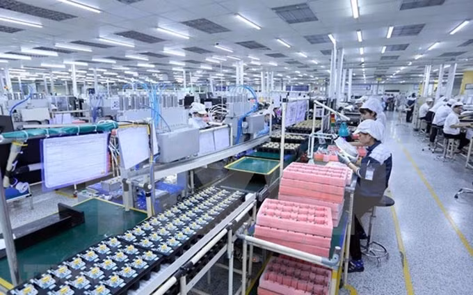 Línea de producción de placas de circuitos electrónicos en la empresa Nexcon Vietnam, con inversión de Corea del Sur, en Bac Ninh. (Fotografía: VNA)