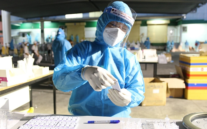El personal de salud toma muestras para la prueba del SARS-CoV-2 en el distrito de Thu Duc, Ciudad Ho CHi Minh.