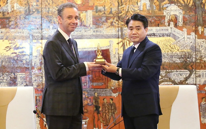 El presidente del Comité Popular de Hanói, Nguyen Duc Chung (derecha), y el embajador de Irlanda en Vietnam, John McCullagh. (Fotografía: hanoimoi.com.vn)