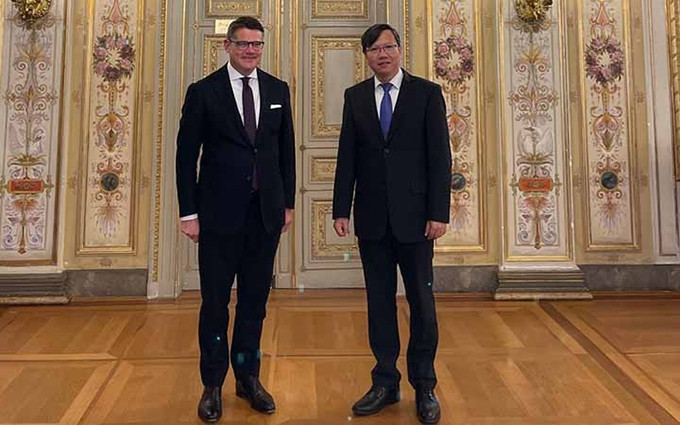 El cónsul general de Vietnam en la ciudad alemana de Frankfurt, Le Quang Long y el presidente de la Asamblea Nacional del estado de Hesse, Boris Rhine. (Fotografía: baoquocte.vn)