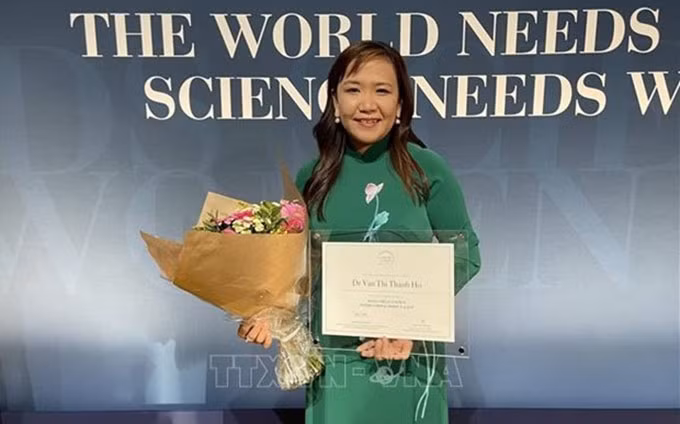 La doctora Ho Thi Thanh Van recibe el Premio de Jóvenes Talentosos para las Mujeres en la Ciencia 2022. (Fotografía: VNA)