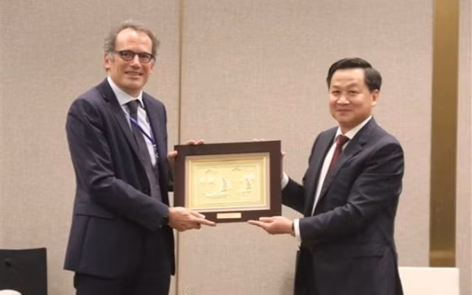  El viceprimer ministro vietnamita Le Minh Khai entrega un recuerdo a Alfonso García Mora, vicepresidente de la IFC (Fuente: VNA)