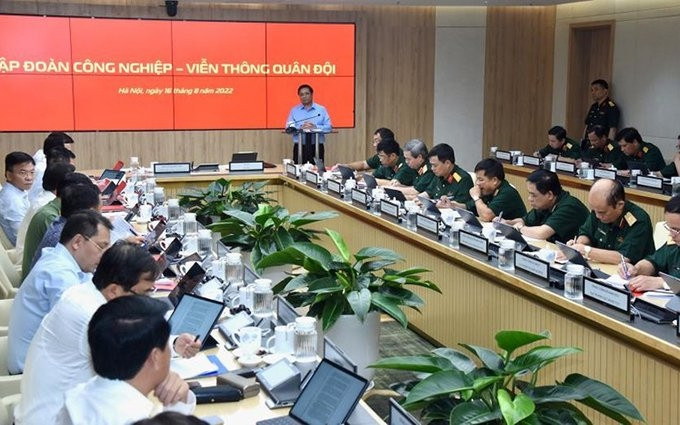 El primer ministro vietnamita, Pham Minh Chinh, se reunió con los dirigentes del Grupo de Telecomunicaciones e Industria Militar de Vietnam (Viettel). (Fotografía: Nhan Dan)
