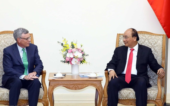 El primer ministro de Vietnam, Nguyen Xuan Phuc (D), recibe al director ejecutivo general de VISA, Alfred Kelly. (Fotografía: VNA)