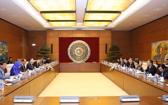 Reunión entre los legisladores vietnamitas y camboyanos. (Fotografía: VNA)