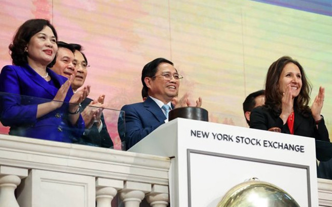 El primer ministro de Vietnam, Pham Minh Chinh, toca la campana para finalizar la sesión de transacción en la NYSE (Foto: baochinhphu.vn)