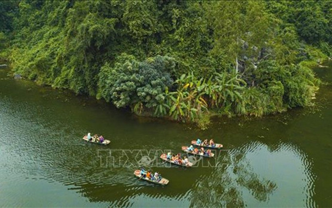 Turistas en el complejo paisajístico de Trang An.