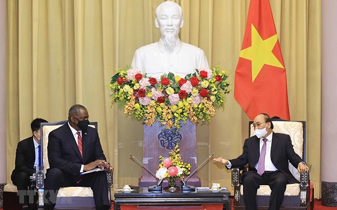 El presidente de Vietnam Nguyen Xuan Phuc recibe al secretario de Defensa de Estados Unidos, Lloyd Austin. (Fotografía: VNA)