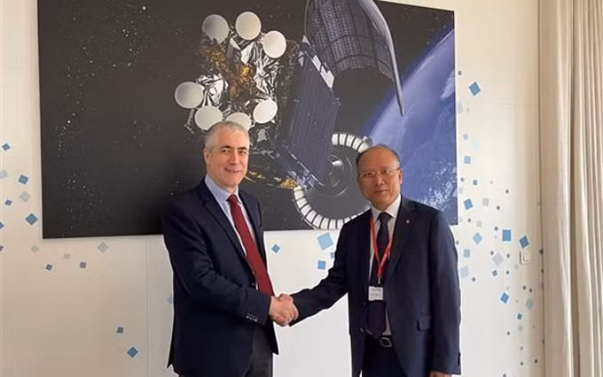 El embajador de Vietnam en Francia, Dinh Toan Thang (derecha), y el vicepresidente de desarrollo comercial y ventas de Thales, Eric Imbert. (Fotografía: VNA)