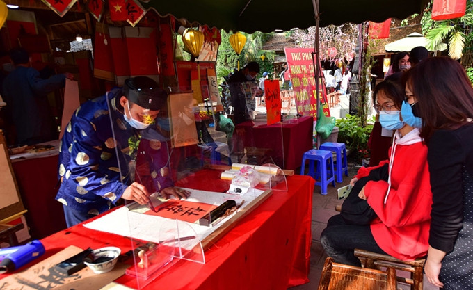 Las pantallas de plástico separan al maestro de los visitantes. (Fotografía: hanoimoi.com.vn)