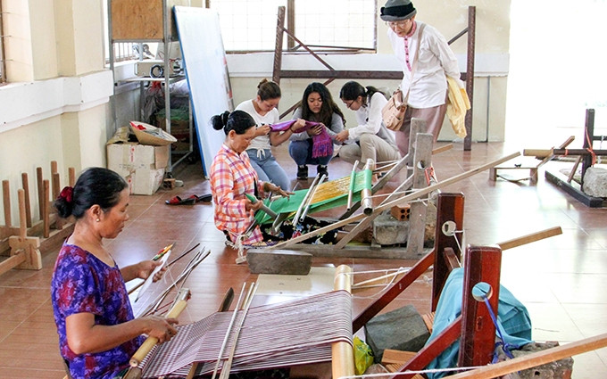 Turistas extranjeros visitan aldea de oficio tradicional de My Nghiep, distrito de Ninh Phuoc, provincia de Ninh Thuan. (Fotografía: nhandan.com.vn)