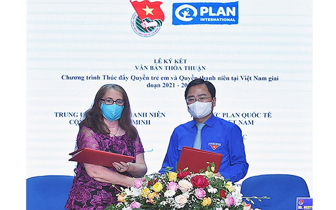 Representantes de la Unión de Jóvenes Comunistas Ho Chi Minh y la Organización Plan Internacional en la firma. 