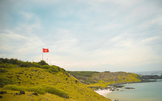 La bandera nacional en la isla de Phu Quy (Fotografía: baotintuc.vn)