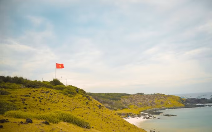 La bandera nacional en la isla de Phu Quy (Fotografía: baotintuc.vn)