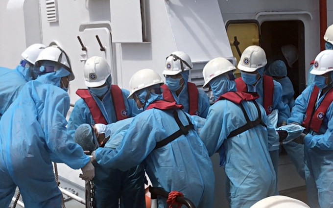 El Centro de Coordinación de Búsqueda y Rescate Marítimo de Vietnam lleva a un ciudadano filipino al puerto de Nha Trang para ofrecerle el tratamiento médico urgente (Fotografía: thanhnien.vn)