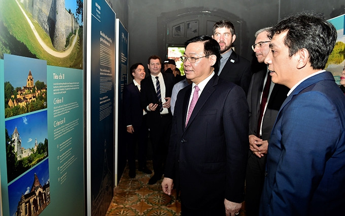 El secretario del Comité del Partido Comunista de Vietnam en Hanói, Vuong Dinh Hue visita la exhibición. 