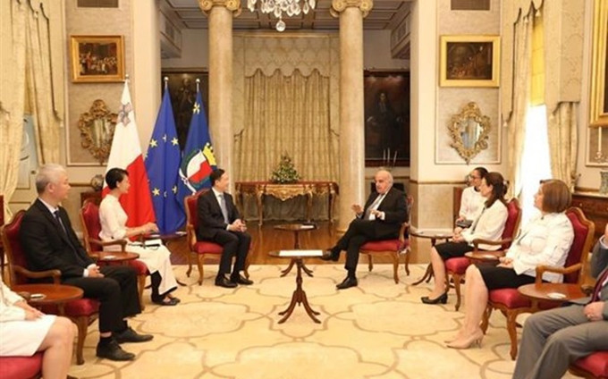 El presidente maltés, George Vella, recibe a Duong Hai Hung, embajador vietnamita en Italia, concurrente en Malta. (Fotografía: VNA)