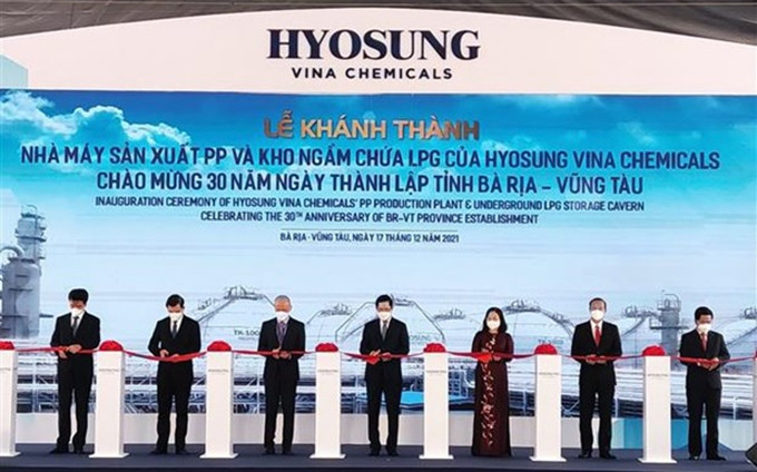 Delegados cortan la cinta para inaugurar el proyecto (Fotografía: VNA)