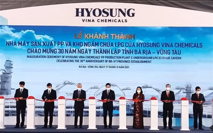 Delegados cortan la cinta para inaugurar el proyecto (Fotografía: VNA)