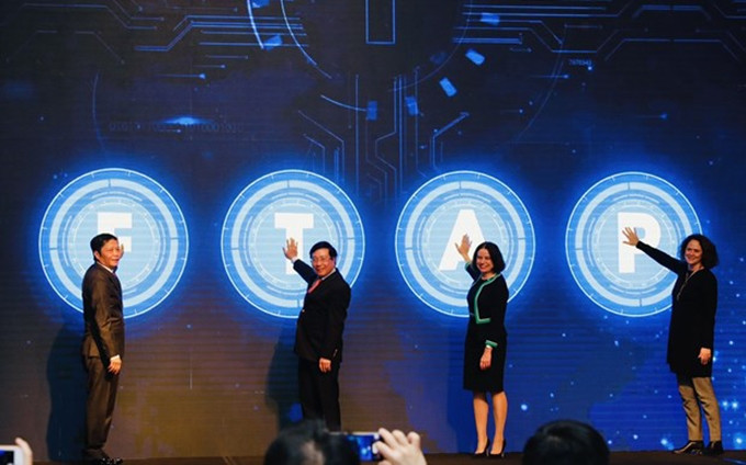 El viceprimer ministro Pham Binh Minh y los delegados realizan la ceremonia de presionar el botón para abrir el portal del Tratado de Libre Comercio de Vietnam (FTAP). (Fotografía: VNA) 
