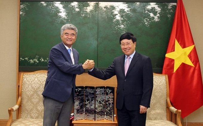 El viceprimer ministro Pham Binh Minh (derecha) recibe a Jung Won-ju, presidente del Grupo Daewoo E&C. (Fotografía: VNA) 
