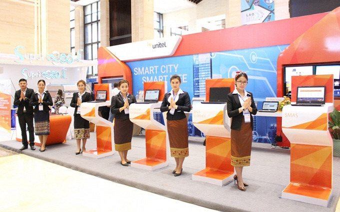 Empresa Unitel de Vietnam presenta sus productores en Laos. (Fotografía: VNA)