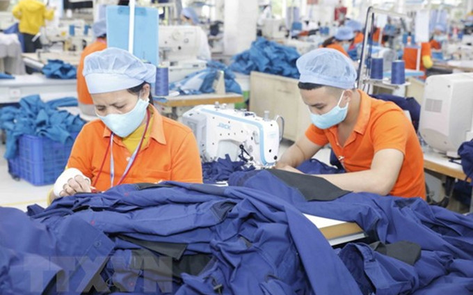 En una fábrica de confecciones en la provincia de Hung Yen (Fotografía: VNA)
