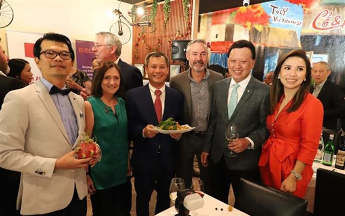 El Cónsul General de Vietnam en los estados de Nueva Gales del Sur, Australia del Sur y Queensland, Nguyen Dang Thang, y los representantes de la Oficina de Comercio del país indochino y el Consejo de negocio Australia del Sur - Vietnam en el evento. (Fotografía: VNA)