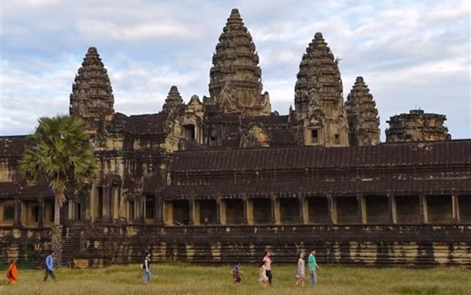 Los turistas visitan el templo de Angkor Wat en la provincia de Siem Reap en Camboya. (Fotografía: VNA)