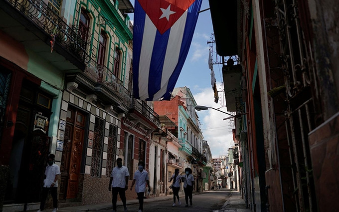 Estudiantes de medicina apoyan a personas infectadas de Covid-19 en La Habana, Cuba. (Fotografía: Reuters)