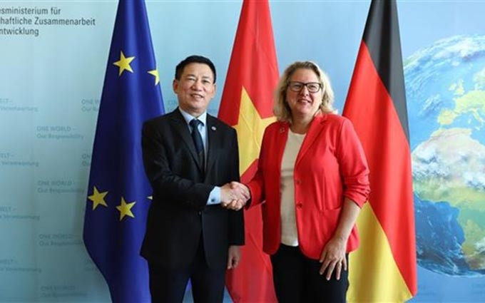 El ministro de Finanzas de Vietnam, Ho Duc Phoc, y la ministra de Cooperación Económica y Desarrollo (BMZ) de Alemania. (Fotografía: VNA)