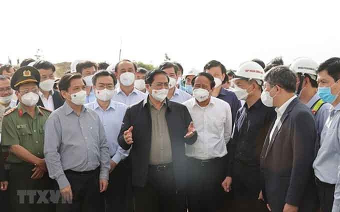 Primer ministro de Vietnam urge a finalizar construcción de obras viales importantes. (Fotografía: VNA)