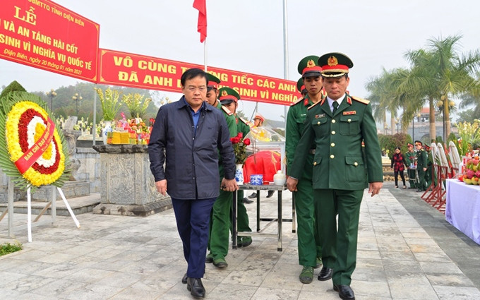 En la ceremonia de recibimiento y entierro de los restos de 13 combatientes voluntarios vietnamitas caídos en guerras pasadas en Laos.