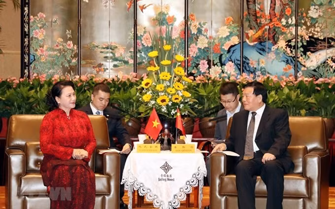 El secretario del Comité del Partido Comunista de China en la provincia de Jiangsu, Lou Qinjian, recibe a la presidenta de la Asamblea Nacional de Vietnam, Nguyen Thi Kim Ngan. (Fotografía: VNA)