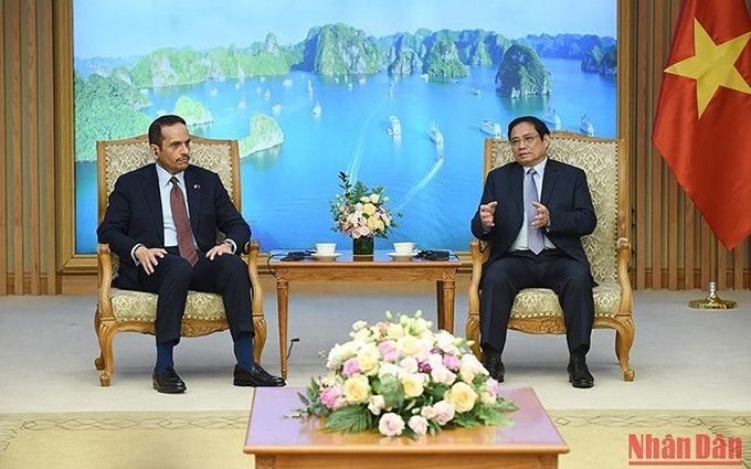 El primer ministro de Vietnam, Pham Minh Chinh y el viceprimer ministro y canciller de Qatar, Sheikh Mohammed bin Abdulrahman Al-Thani. (Fotografía: Nhan Dan)