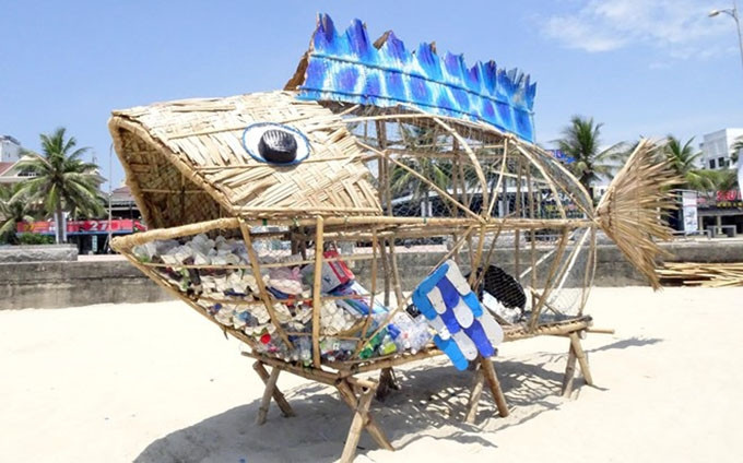 Crean contenedor con forma de pez para limpiar de basura plástica playa vietnamita