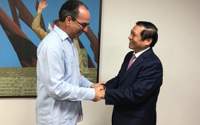 El miembro del Comité Central del PCV y subjefe permanente de su Comisión de Comunicación y Educación, Lai Xuan Mon, y el miembro del Secretariado del Comité Central del PCC y jefe de su Departamento Ideológico, Rogelio Polanco Fuentes. (Fotografía: VNA)