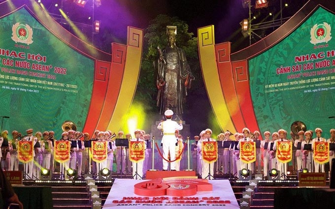 La actuación de la policía popular de Vietnam, con la participación de más de 70 músicos. (Fotografía: Nhan Dan)