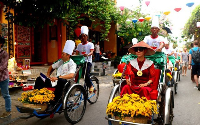Los chefs exhiben su talento en elaborar el plato especialidad de la ciudad antigua Hoi An: "Cao Lau". (Fotografía: https://dantri.com.vn/)