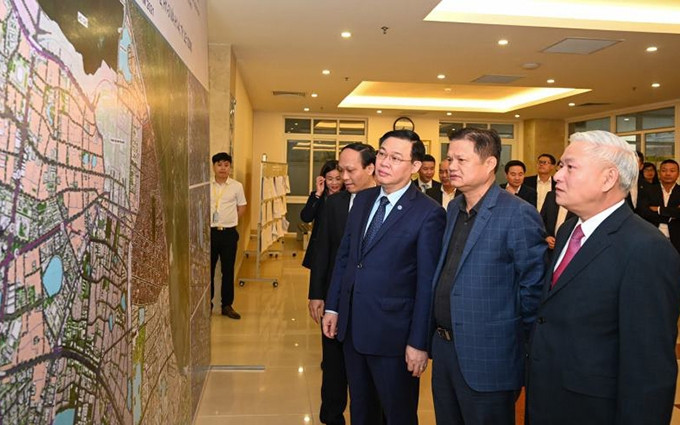 Los delegados observan los proyectos de zonificación urbana en Hanói. (Fotografía: Nhan Dan)