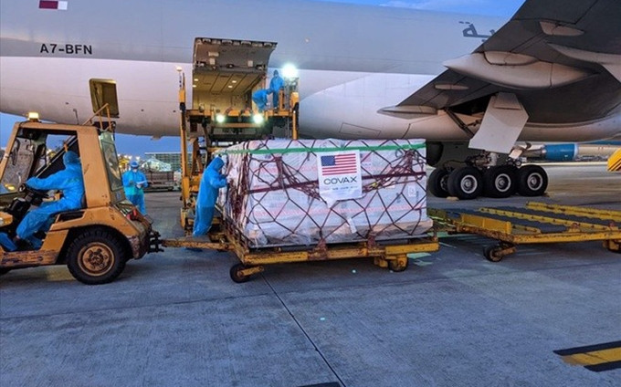 Llegan a Vietnam más de dos millones de dosis de vacuna Pfizer de Estados Unidos.