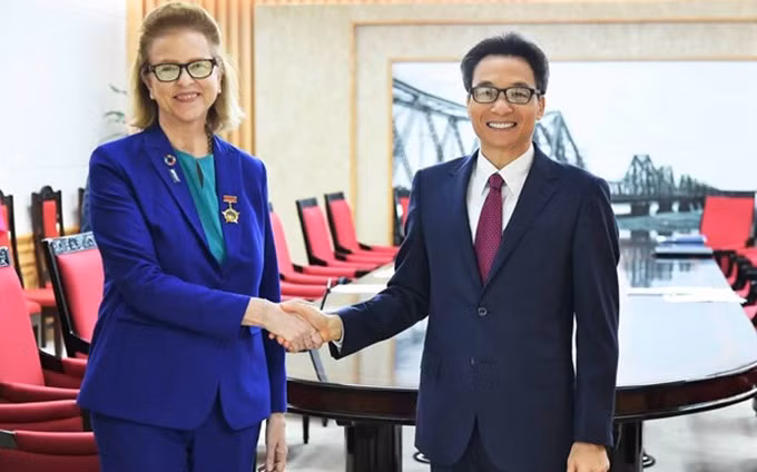 El viceprimer ministro Vu Duc Dam recibe a representante resistente del Programa de las Naciones Unidas para el Desarrollo en Vietnam, Caitlin Wiesen. (Fotografía: VGP)