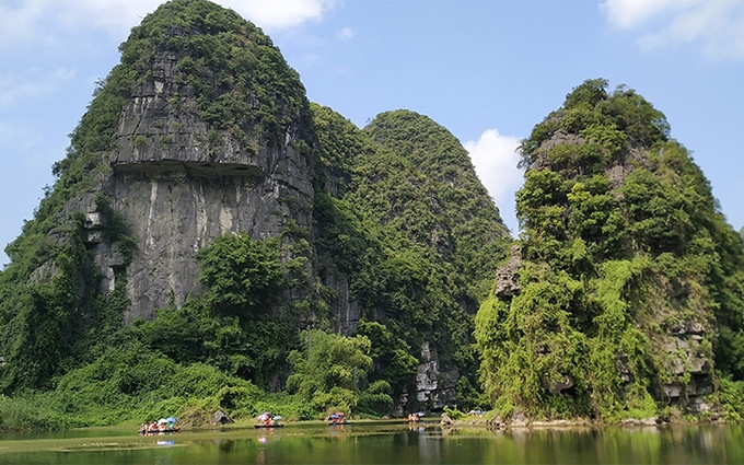 Un rincón de Trang An bajo el cielo azul.